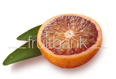 Fruitbank Foto: Blutorangenhälfte mit Blättern UK052011